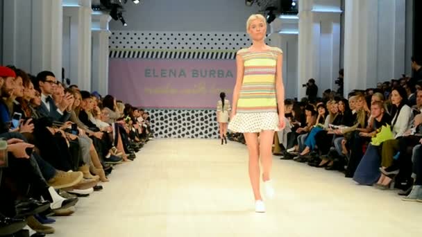Kiev, Ukrayna Ukrayna moda haftası 2014 (Elena Burba). — Stok video