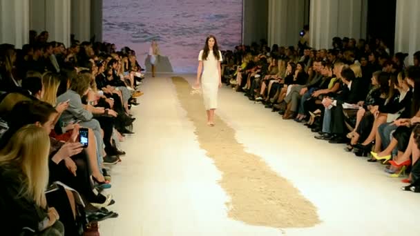 Ουκρανικά-Fashion Week 2014 (Όλγα Alonova) στο Κίεβο, Ουκρανία. — Αρχείο Βίντεο