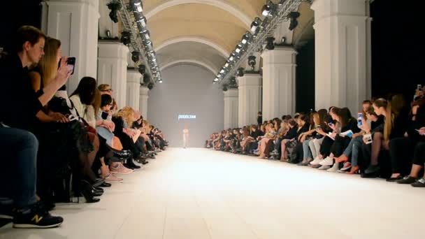 Ukraiński Fashion Week 2014 Kiew, Ukraina. Vladimir Podolyan prezentacji. — Wideo stockowe