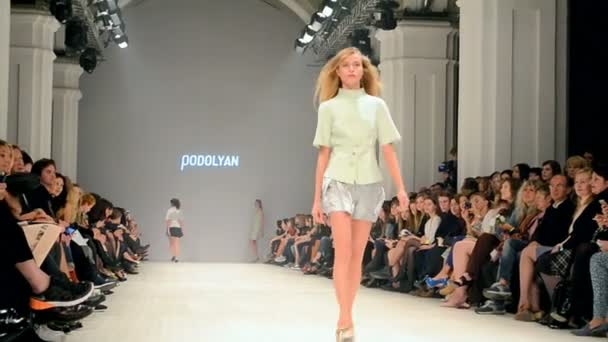 Kiew, Ukrayna Ukrayna moda haftasında 2014. Vladimir Podolyan sunu. — Stok video