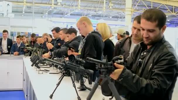 Pokaż broń podczas międzynarodowego lotnictwa i przestrzeni Salon "Aviasvit-Xxi" w Kijowie, Ukraina. — Wideo stockowe