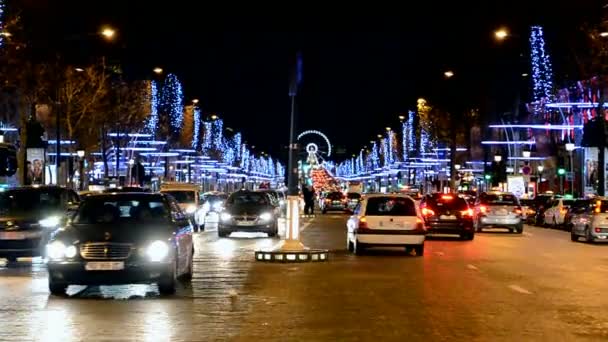Crhistmas decoración, Avenue des Champs-Elysees, Tráfico de coches, París, Francia . — Vídeos de Stock