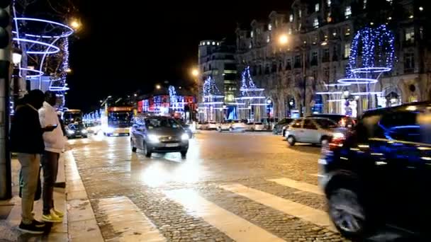 Tráfico de coches en Avenue des Champs-Elysees en París, Francia . — Vídeos de Stock