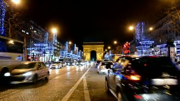 Avenue des Champs-Elysees, Paris, Fransa, trafikte araba. — Stok video