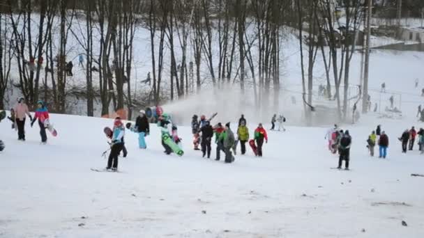 Personas con patinetas y esquí en Protasov Yar en Kiev, Ucrania . — Vídeos de Stock