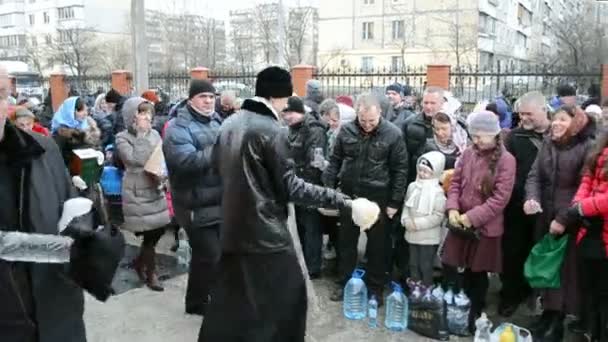 Epiphanie in der Nähe der Kathedrale svjato-pokrovskiy in Kiev, Ukraine. — Stockvideo