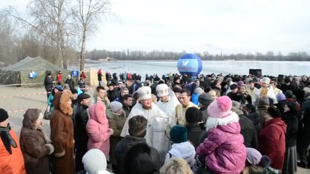 Epiphany nära Svjato-Pokrovskiy katedralen i Kiev, Ukraina. — Stockvideo