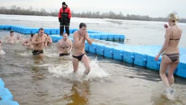 Epiphany nedaleko Svjato-Pokrovskiy katedrála v Kyjevě, Ukrajina (39824). — Stock video