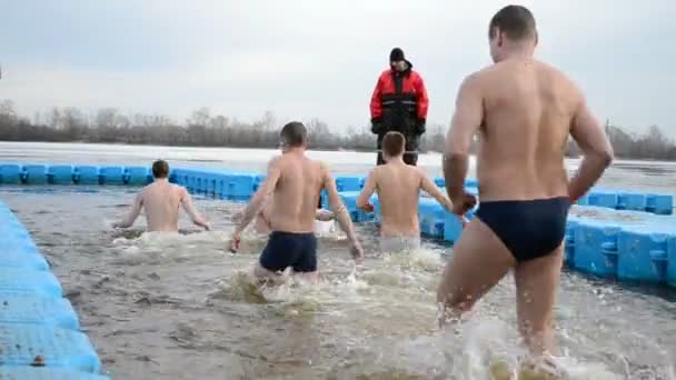 Epiphany poblíž katedrály Svjato-Pokrovskij v Kyjevě, Ukrajina (39868). — Stock video