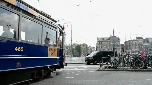 オランダ、アムステルダムのヴィンテージ (遺産) 青い電気路面電車. — ストック動画