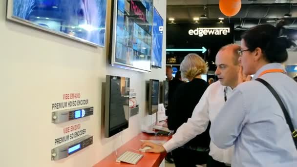 Nowe demo technologii podczas wystawy w Amsterdam, Holandia. — Wideo stockowe