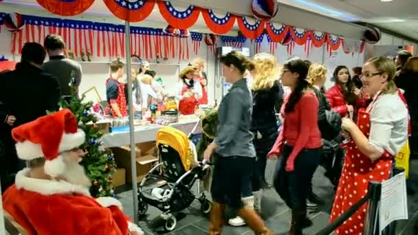 Charitativní Bazar 2014 v Kyjevě na Ukrajině. USA budka. — Stock video