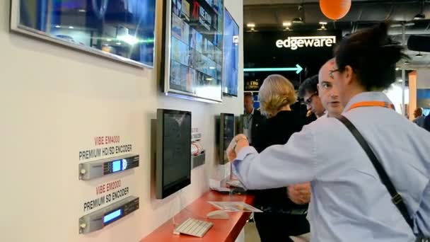 I clienti durante la dimostrazione delle nuove tecnologie alla fiera di Amsterdam, Paesi Bassi . — Video Stock