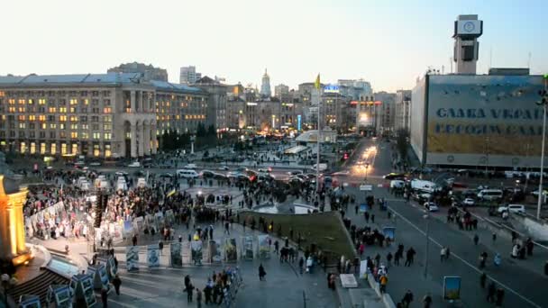 Euron maidan årsdagen på Kreshatik street i Kiev, Ukraina. — Stockvideo