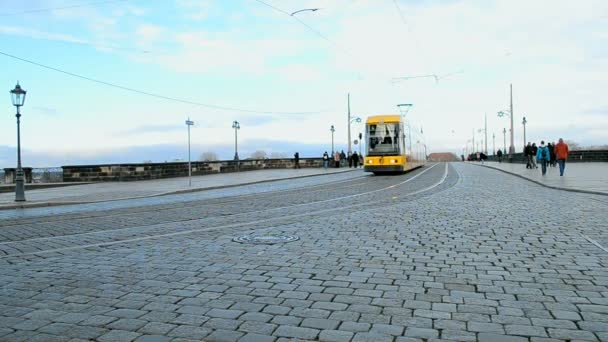 ドイツ ドレスデン市の路上の電気路面電車. — ストック動画