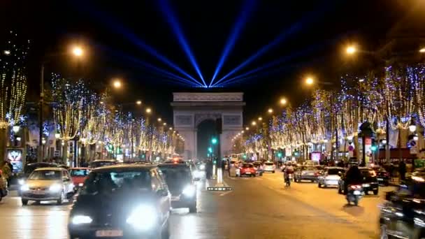 Avenue des Champs-Elysees, tráfico de coches en París, Francia . — Vídeos de Stock