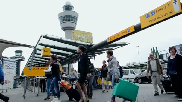 Taxistation, passagerare i Amsterdam Airport Schiphol. — Stockvideo