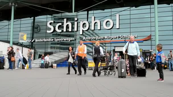 Amsterdam Airport Schiphol v Amsterdamu, Nizozemsko. — Stock video