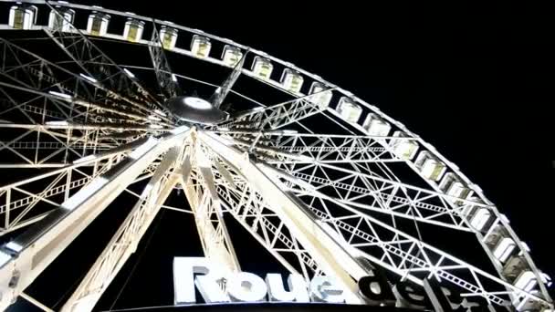 Gigantisk wheel attraktion nära Avenue des Champs-Elysées, Paris, Frankrike. — Stockvideo