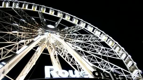 Atracción con ruedas gigantes cerca de Avenue des Champs-Elysees, París, Francia . — Vídeo de stock