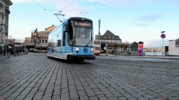 Elektryczny niebieski tramwaj na ulicy w Dreźnie, Niemcy. — Wideo stockowe