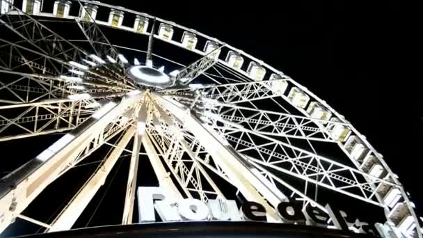 Gigantisk wheel attraktion nära Avenue des Champs-Elysées, Paris, Frankrike. — Stockvideo