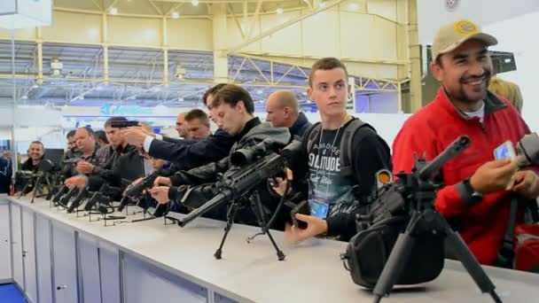 Guns egyeseknél a nemzetközi légi és a térben Szalon "Aviasvit-Xxi", Kiev, Ukrajna. — Stock videók
