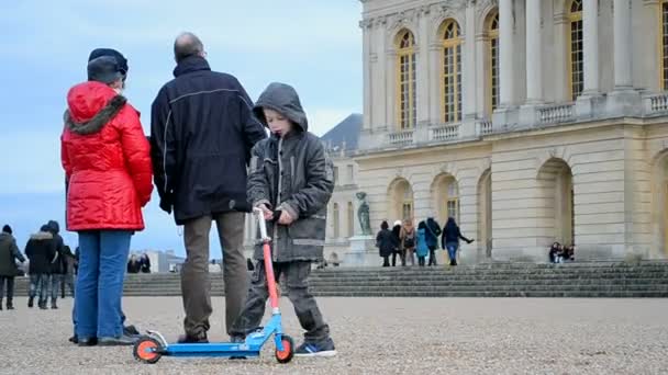 Familia con niños en Palace of Versailles (Chateau de Versailles) en Paris, Francia . — Vídeo de stock