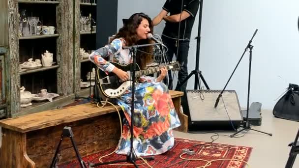 Mujer con guitarra durante Mercedes Benz Kiev Fashion Days (MBKFD) 2015 . — Vídeos de Stock