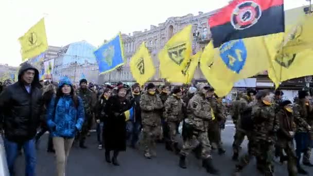 在基辅，乌克兰的 Kreshatik 街欧元 maidan 周年. — 图库视频影像