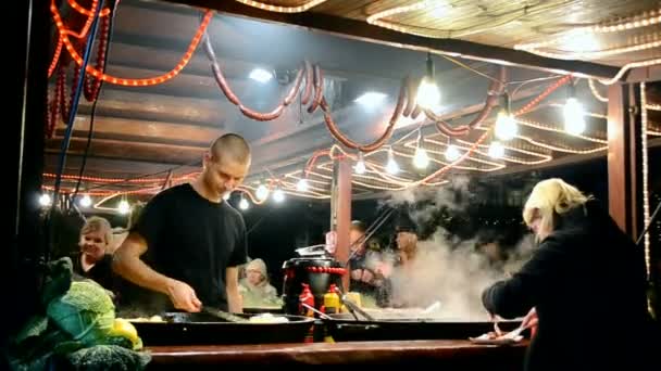 Fast-food, świąteczny Bazar podczas świąt Bożego Narodzenia na rynku w Krakowie, Polska. — Wideo stockowe