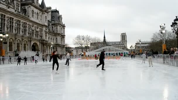 Eiskunstlauf in der Nähe des hotel de ville (alias place de greve) in Paris, Frankreich, — Stockvideo