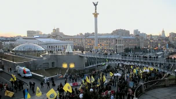 Katonai szlogenek alatt Euro maidan évforduló Kreshatik Street, Kijev, Ukrajna. — Stock videók