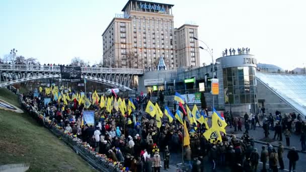 Katonai szlogenek alatt Euro maidan évforduló Kreshatik Street, Kijev, Ukrajna. — Stock videók