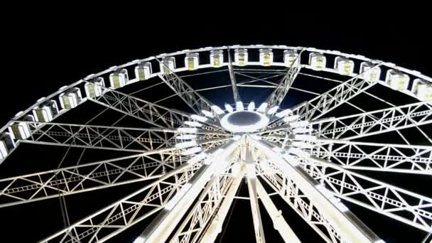 Riesenrad-Attraktion in der Nähe der Avenue des champs-elysees, Paris, Frankreich. — Stockvideo