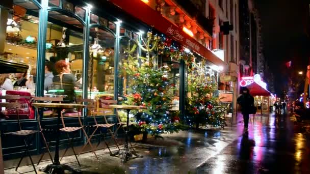 Paris, França, decoração de árvore de Natal na rua . — Vídeo de Stock