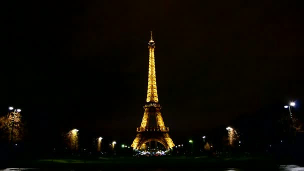 Eiffeltoren licht prestaties Toon in Parijs, Frankrijk. — Stockvideo