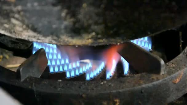 Feu à gaz gros plan, détails de la cuisine , — Video