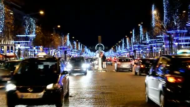 Avenue des Champs-Elysees, Paris, Fransa, trafikte araba. — Stok video