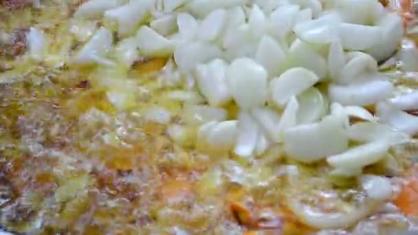 Wortelen en ui in olijfolie, vegetarische gerechten close-up, — Stockvideo