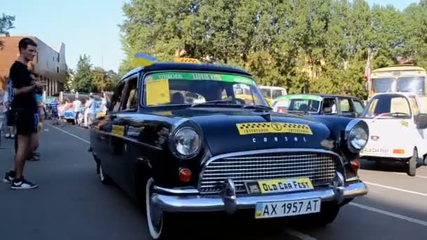 Vintage taksi, eski araba Fest 2014, Kiev, Ukrayna. — Stok video