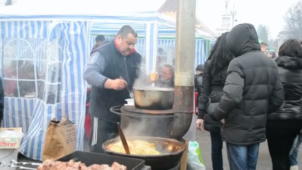 Shrovetide (Maslenitsa) celebration in Kiev, Ukraine. — Stock Video