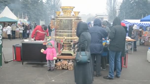 Εορτασμός της Τυροφάγου (Maslenitsa) στο Κίεβο, Ουκρανία. — Αρχείο Βίντεο