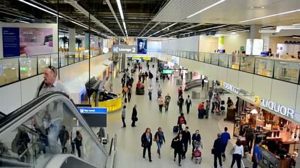 Passagiers binnenkant van Amsterdam Airport Schiphol, Amsterdam, Nederland. — Stockvideo