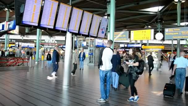 Vluchtschema binnenkant van Amsterdam Airport Schiphol, Amsterdam, Nederland. — Stockvideo