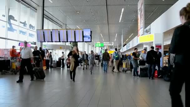 Passenger crowd, Amsterdam Airport Schiphol, Amsterdam, Netherlands. — Stock Video