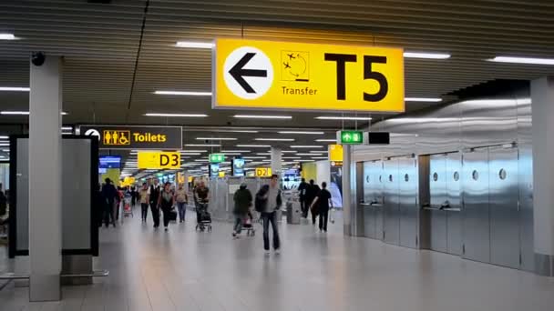 Passagier menigte binnenkant van Amsterdam Airport Schiphol, Amsterdam, Nederland. — Stockvideo