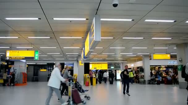 Passagiere auf dem Flughafen Amsterdam schiphol, amsterdam, Niederlande. — Stockvideo