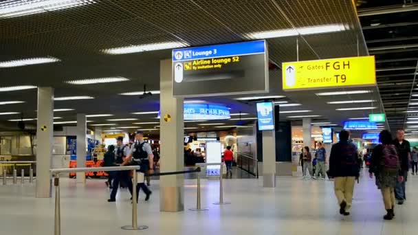 Foule de passagers à l'intérieur de l'aéroport d'Amsterdam Schiphol, Amsterdam, Pays-Bas . — Video
