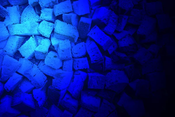 Magisches blaues Licht über einem Haufen Brotstücke, Zwieback. — Stockfoto